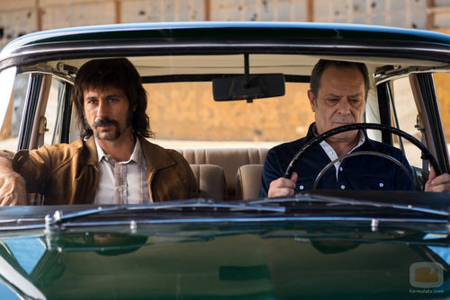 Pacino y su acompañante, muy serios en el coche en 'El Ministerio del Tiempo'