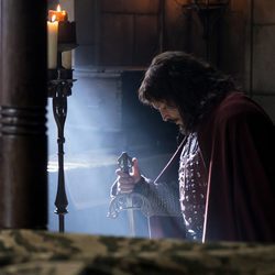El Cid se arrodilla junto a su espada en 'El Ministerio del Tiempo'
