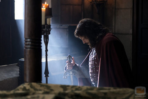 El Cid se arrodilla junto a su espada en 'El Ministerio del Tiempo'