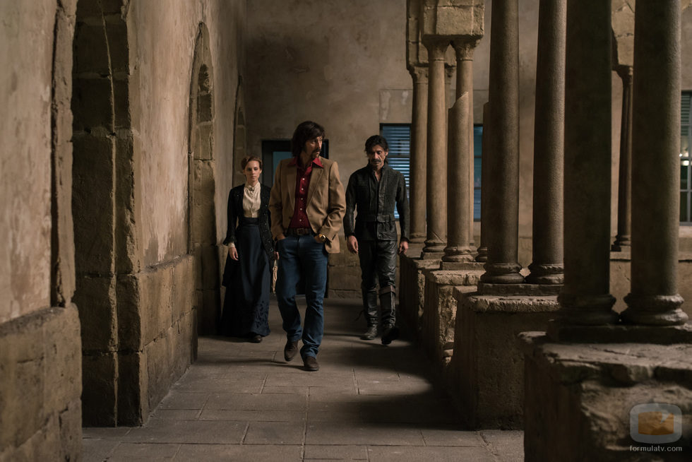 Pacino camina por delante de Amelia y Alonso en 'El Ministerio del Tiempo'