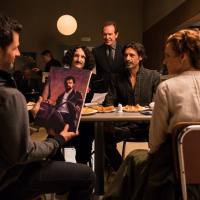 Julián recibe muy feliz un cuadro de sus compañeros en 'El Ministerio del Tiempo'