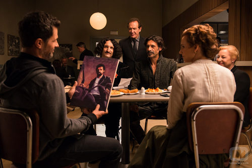 Julián recibe muy feliz un cuadro de sus compañeros en 'El Ministerio del Tiempo'