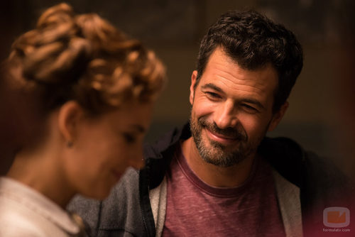 Julián observa embelesado a Amelia en 'El Ministerio del Tiempo'