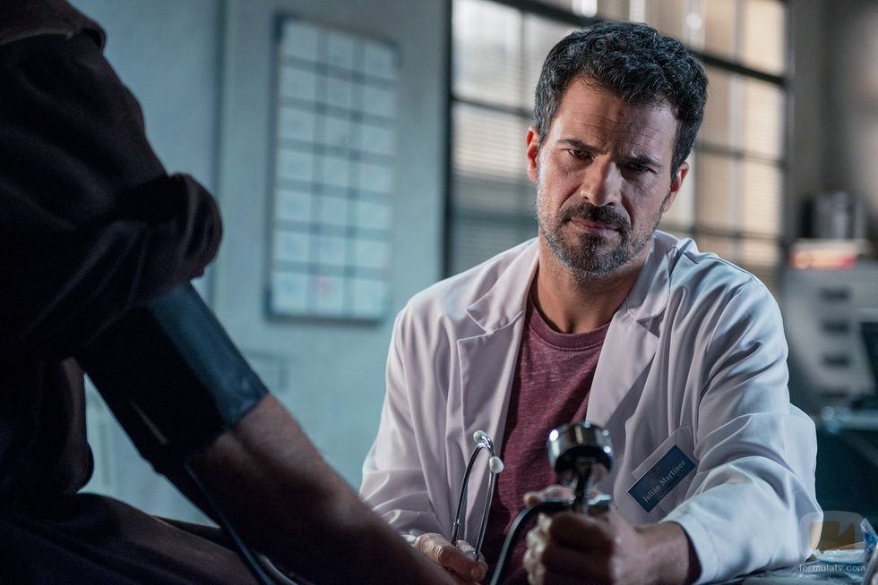 Julián se pone la bata de doctor en 'El Ministerio del Tiempo'