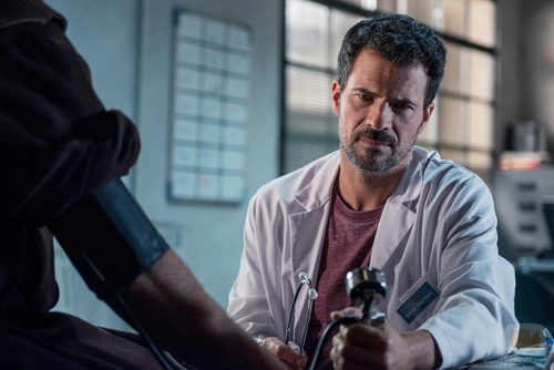 Julián se pone la bata de doctor en 'El Ministerio del Tiempo'