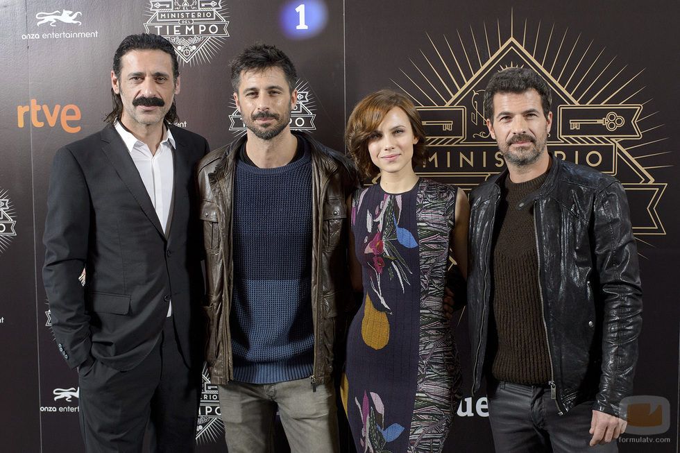 Los actores protagonistas de 'El Ministerio del Tiempo' en la presentación