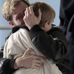 Toni Alcántara rompe a llorar cuando abraza a su hijo en 'Cuéntame cómo pasó'