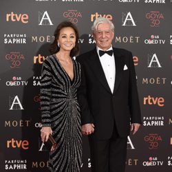 Isabel Preysler y Mario Vargas Llosa en la alfombra roja de los Goya 2016