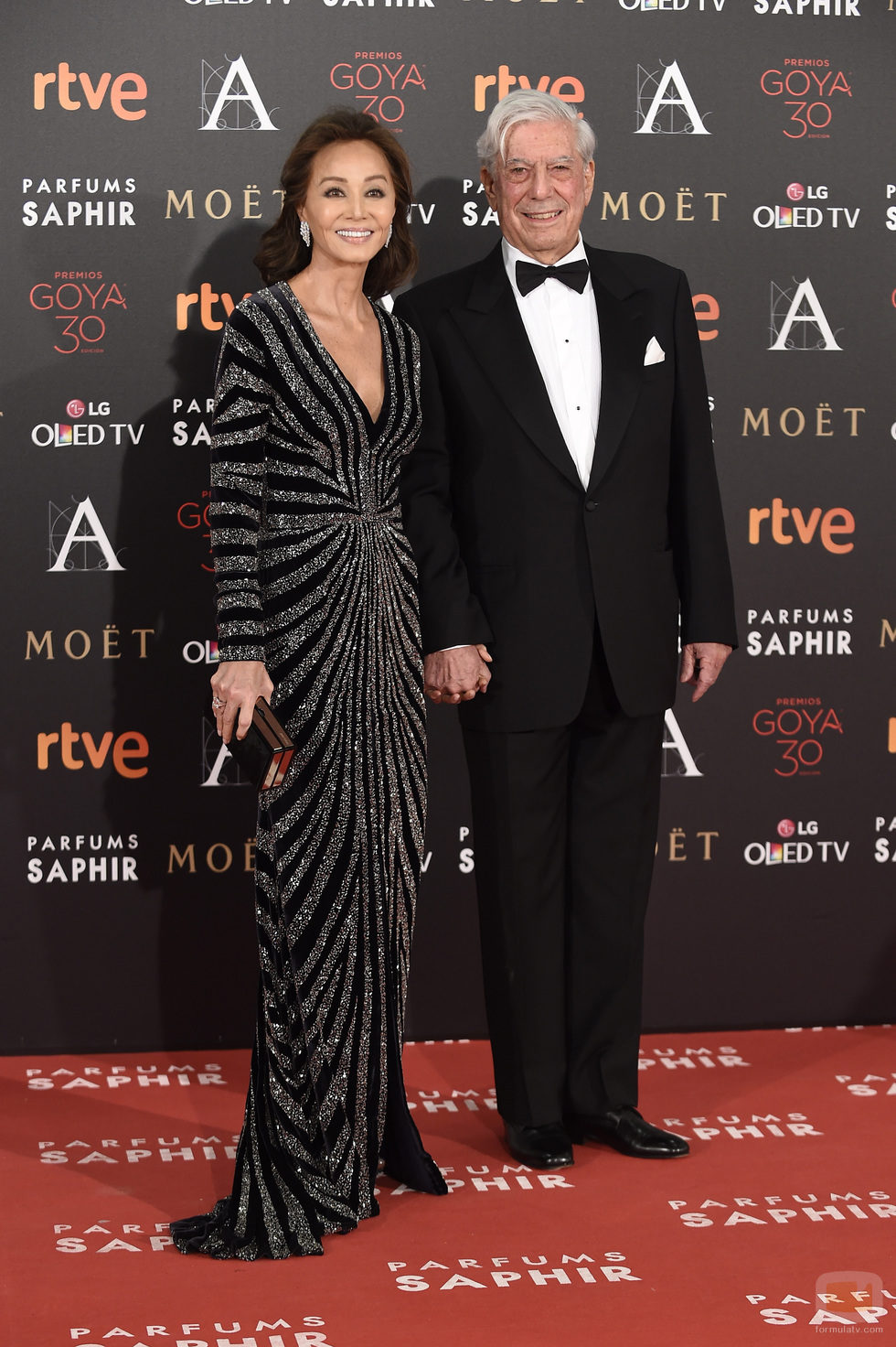 Isabel Preysler y Mario Vargas Llosa en la alfombra roja de los Goya 2016