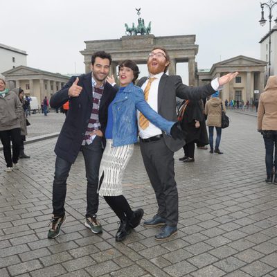 Foto promocional de los actores de 'Buscando el norte' en la puerta de Brandeburgo