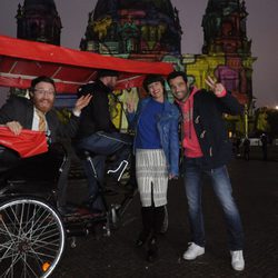 Foto promocional de los actores de 'Buscando el norte' en la zona turística de Berlín