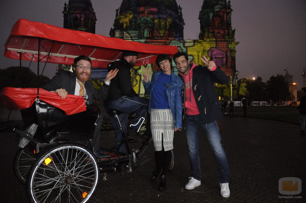 Foto promocional de los actores de 'Buscando el norte' en la zona turística de Berlín