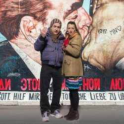Foto promocional de Jorge Bosch y Goizalde Núñez en el muro de Berlín