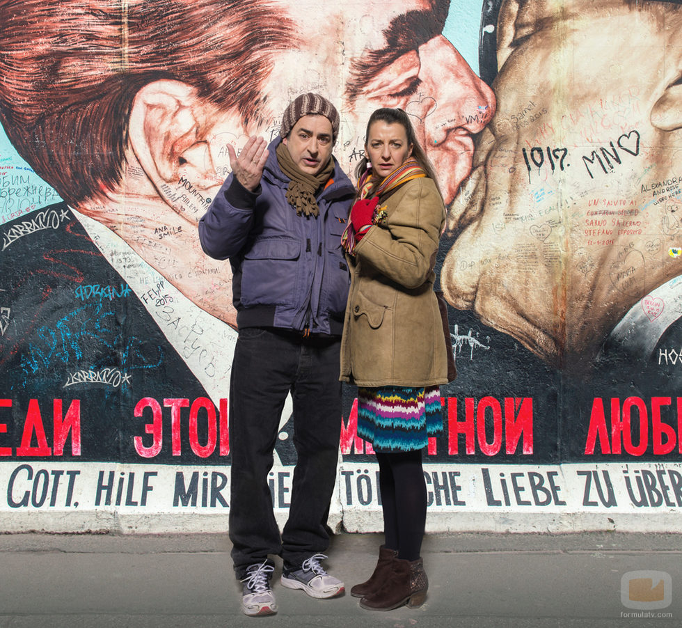 Foto promocional de Jorge Bosch y Goizalde Núñez en el muro de Berlín
