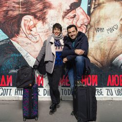 Foto promocional de Belén Cuesta y Antonio Velázquez en el muro de Berlín en 'Buscando el norte'