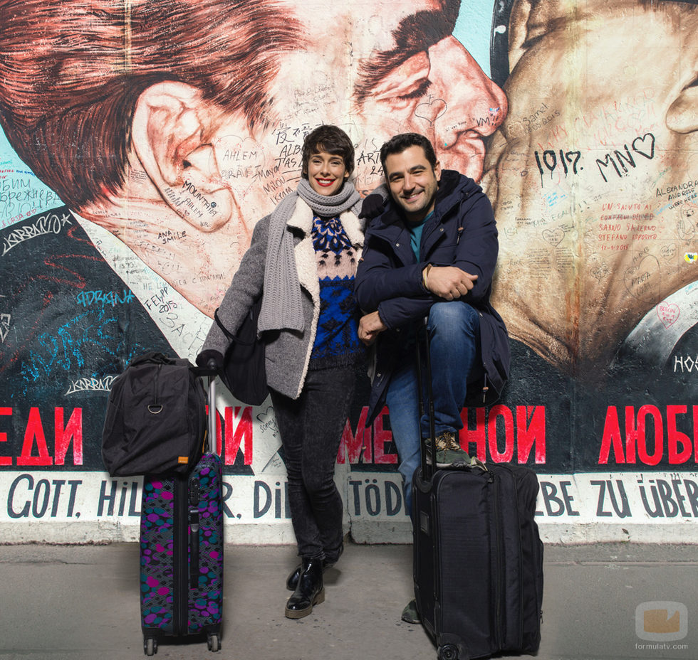 Foto promocional de Belén Cuesta y Antonio Velázquez en el muro de Berlín en 'Buscando el norte'