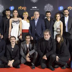 El equipo de 'El ministerio del tiempo' posa junto al director de TVE