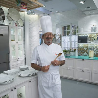 Karlos Arguiñano posa en la cocina de su programa