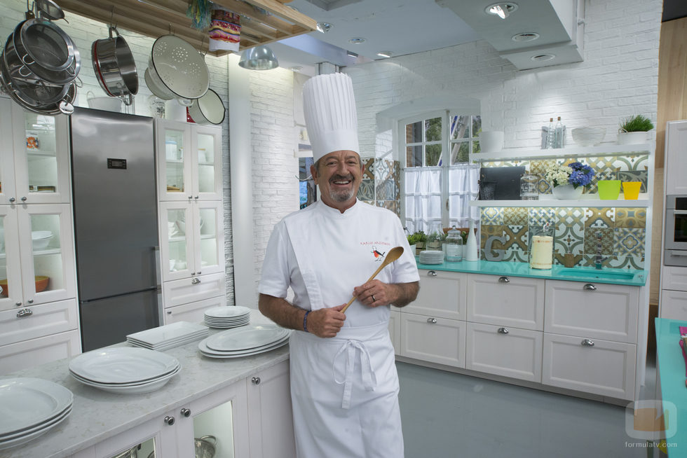 Karlos Arguiñano posa en la cocina de su programa