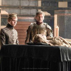 Tommen Baratheon y Jaime Lannister en el velatorio de Myrcella en la sexta temporada de 'Juego de tronos'