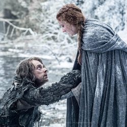 Theon Greyjoy y Sansa Stark, en mitad de la nieve en la sexta temporada de 'Juego de tronos'