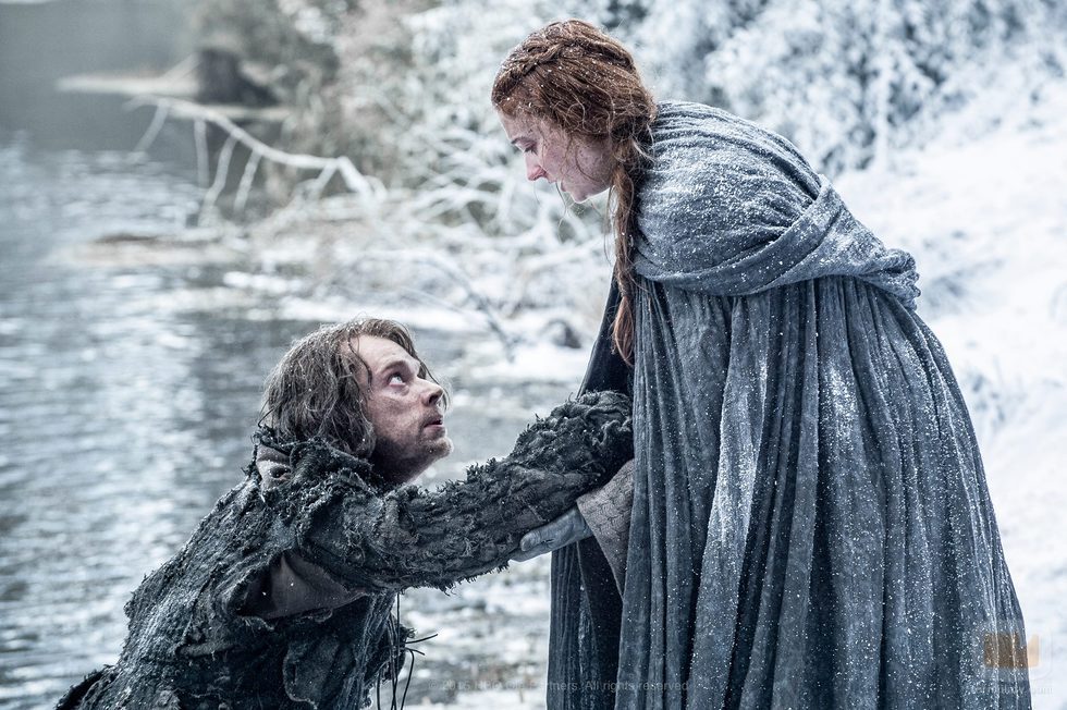 Theon Greyjoy y Sansa Stark, en mitad de la nieve en la sexta temporada de 'Juego de tronos'