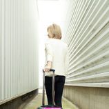 Susanna Griso de espaldas con una maleta que promociona su programa '2 Días y 1 Noche'