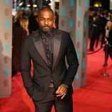 Idris Elba en la alfombra roja de los BAFTA Awards 2016