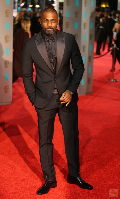 Idris Elba en la alfombra roja de los BAFTA Awards 2016