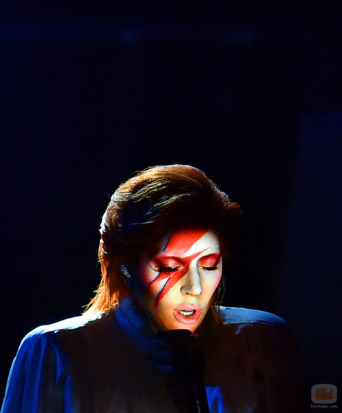 Lady Gaga homenajea a David Bowie en los Premios Grammy 2016