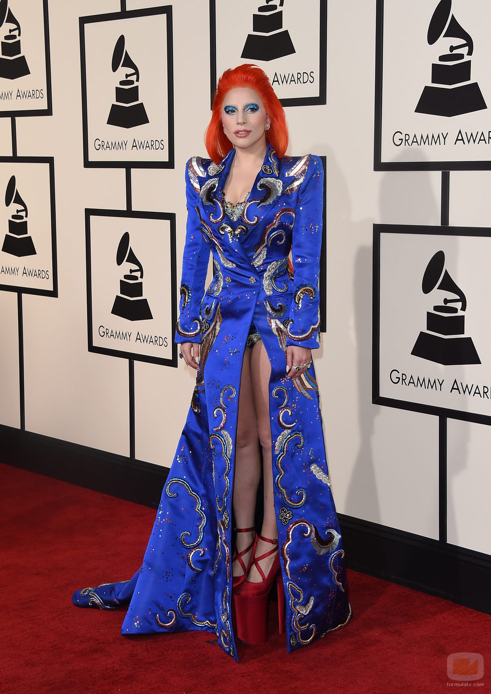 Lady Gaga se transforma en David Bowie en los Premios Grammy 2016