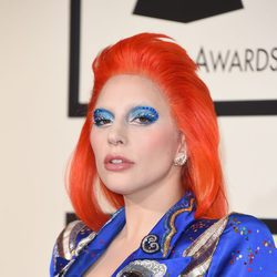 Lady Gaga homenajea a David Bowie imitando su estilo en los Premios Grammy 2016