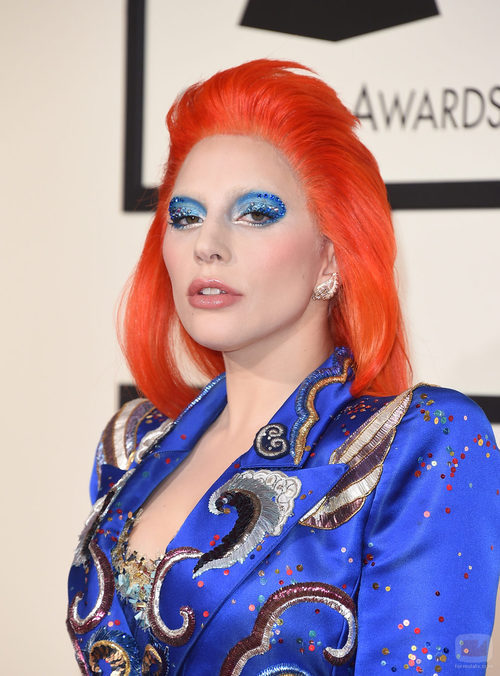 Lady Gaga homenajea a David Bowie imitando su estilo en los Premios Grammy 2016