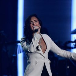 Demi Lovato actuó en los Premios Grammy 2016