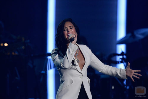 Demi Lovato actuó en los Premios Grammy 2016