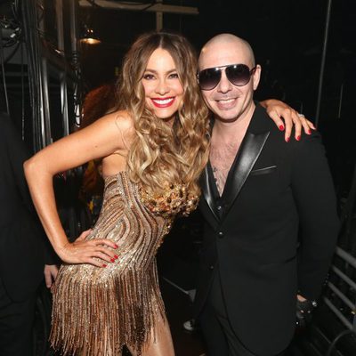 Sofía Vergara posa junto a Pitbull en el backstage de los Premios Grammy 2016