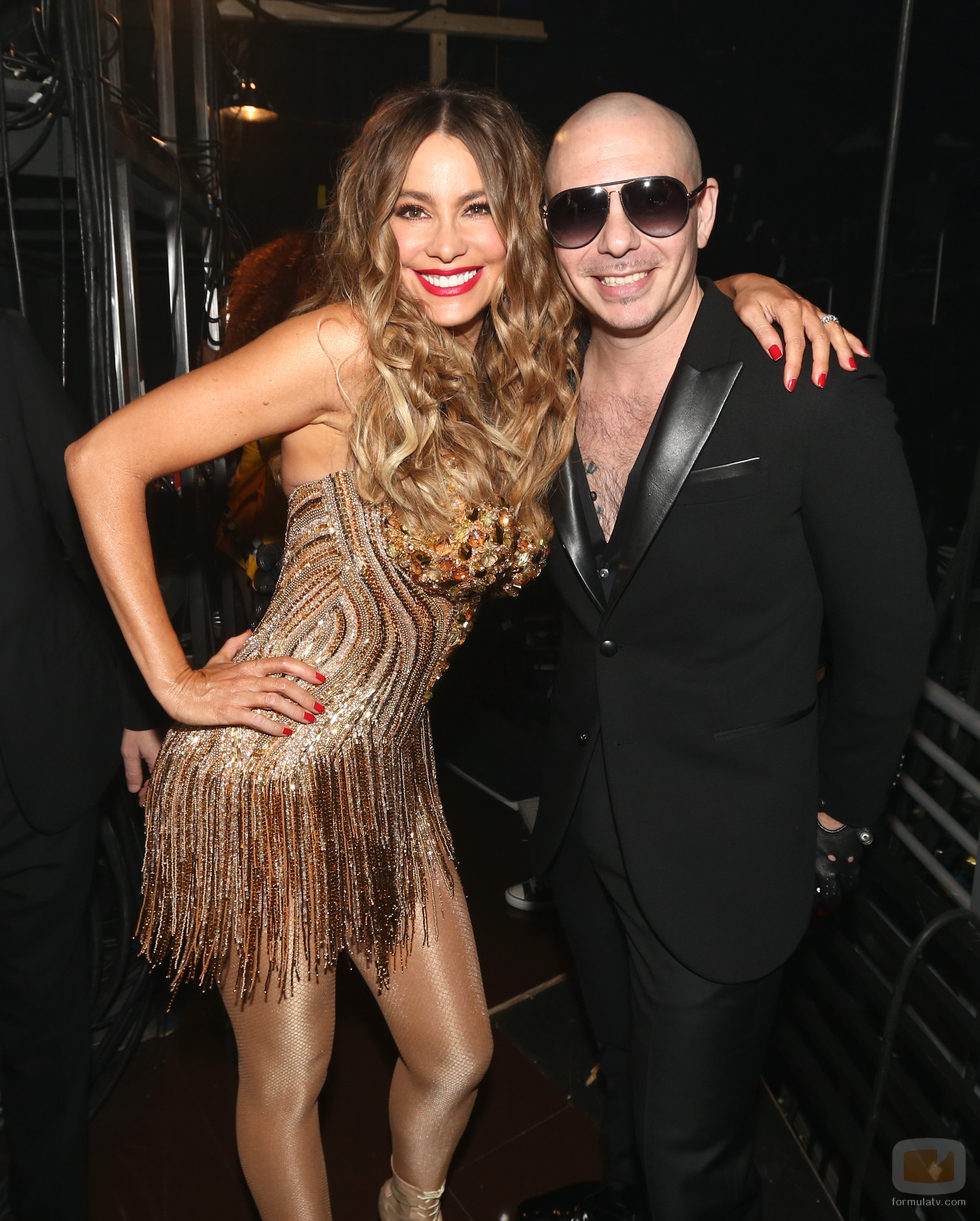 Sofía Vergara posa junto a Pitbull en el backstage de los Premios Grammy 2016