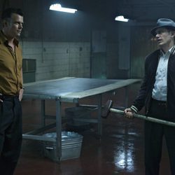 Jake Epping sostiene un martillo durante una escena de '22/11/63'