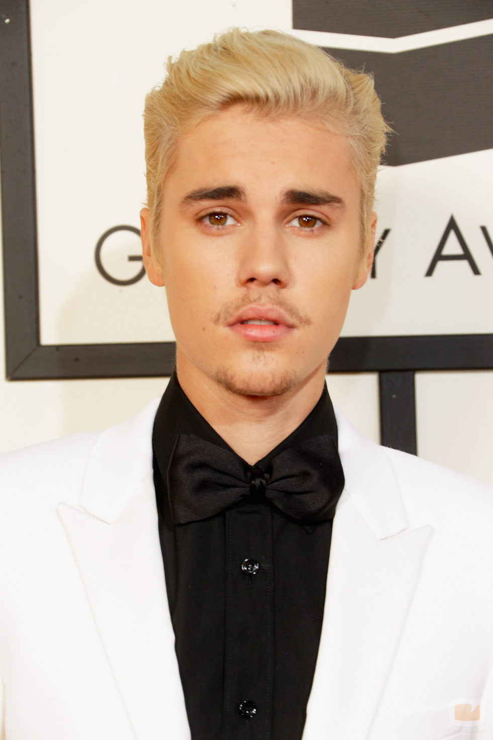 Justin Bieber en la alfombra roja de los Premios Grammy 2016