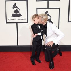 Justin Bieber llega acompañado de su hermano pequeño a los Premios Grammy 2016