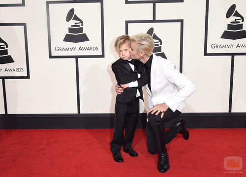 Justin Bieber llega acompañado de su hermano pequeño a los Premios Grammy 2016