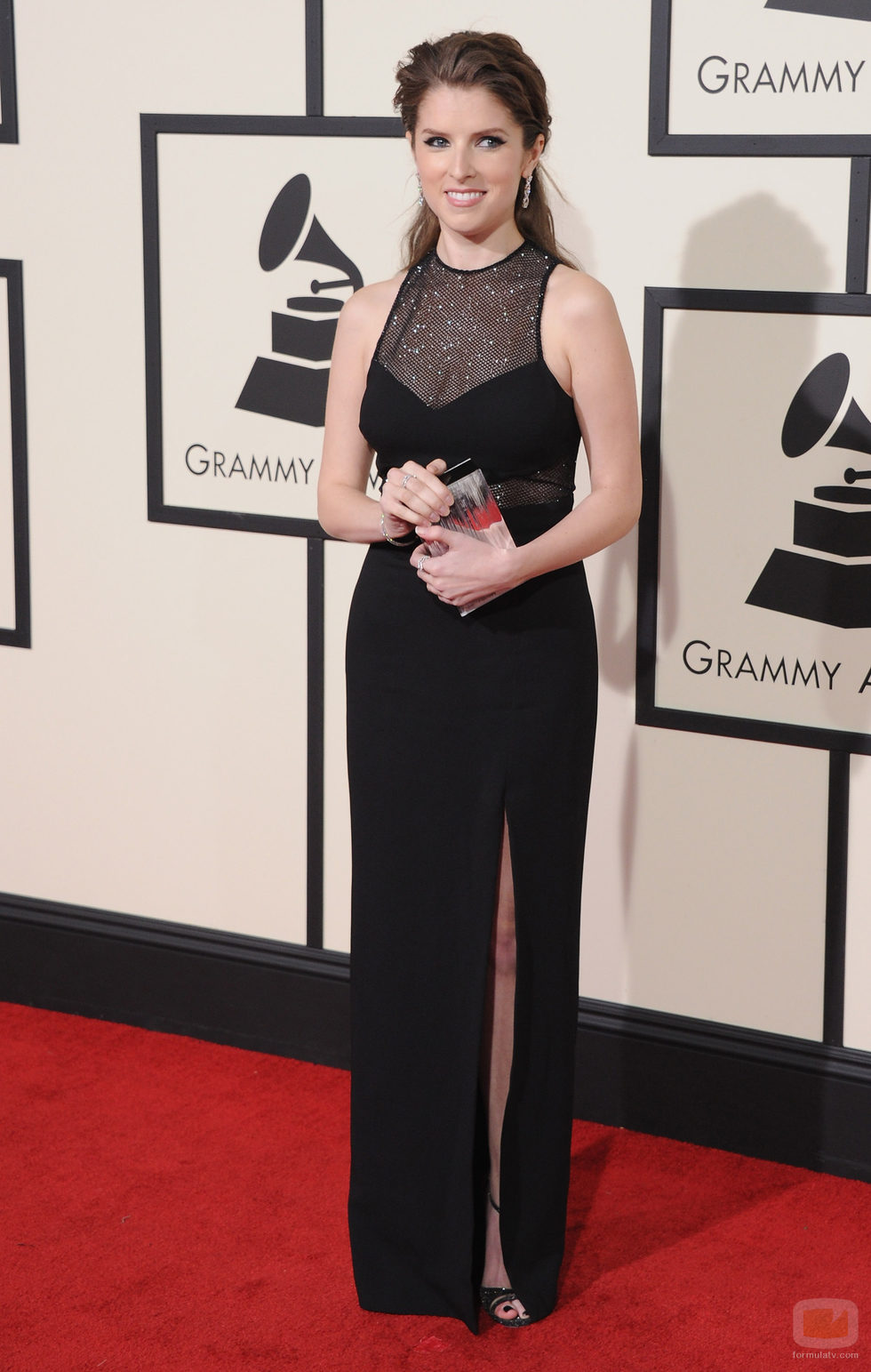 Anna Kendrick en la alfombra roja de los Premios Grammy 2016