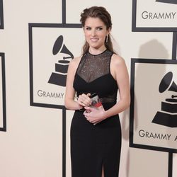 Anna Kendrick en la alfombra roja de los Premios Grammy 2016