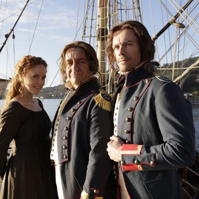 Isabel Cendal, el doctor Balmis y el doctor Salvany en el barco de '22 ángeles'