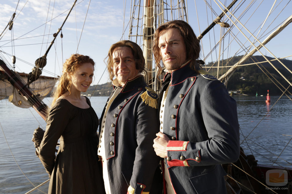 Isabel Cendal, el doctor Balmis y el doctor Salvany en el barco de '22 ángeles'