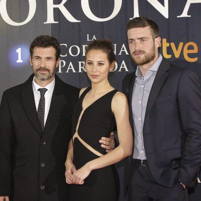 Los protagonistas de la película 'La Corona partida' en su preestreno