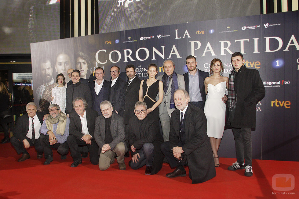 El equipo de la película 'La Corona Partida' en su preestreno
