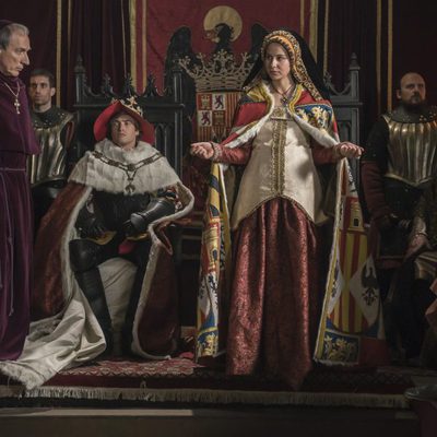 Juana la Loca y Felipe en su trono en la película 'La Corona Partida'
