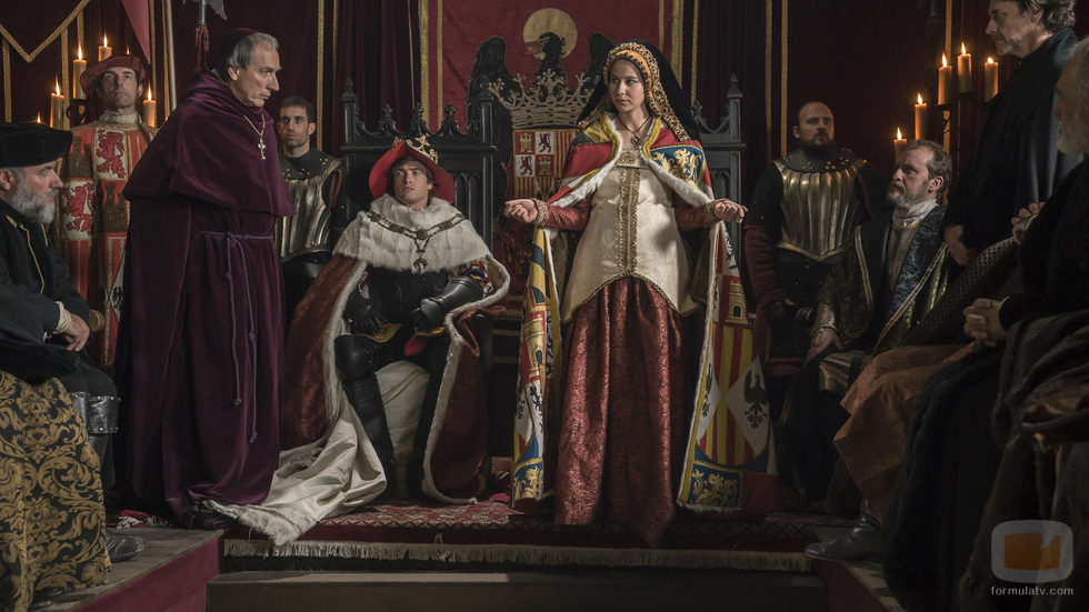 Juana la Loca y Felipe en su trono en la película 'La Corona Partida'