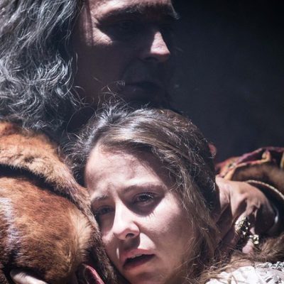 Irene Escolar y José Coronado abrazados mientras actúan en la película 'La Corona Partida'